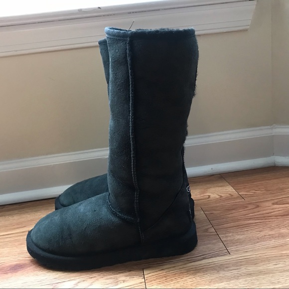 Ugg - Picture 2 of 6